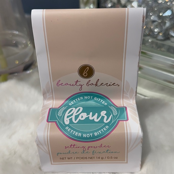 Flour Setting Powder
Beauty Bakerie/ Color: Oat Flour (Translucent) - Picture 3 of 8